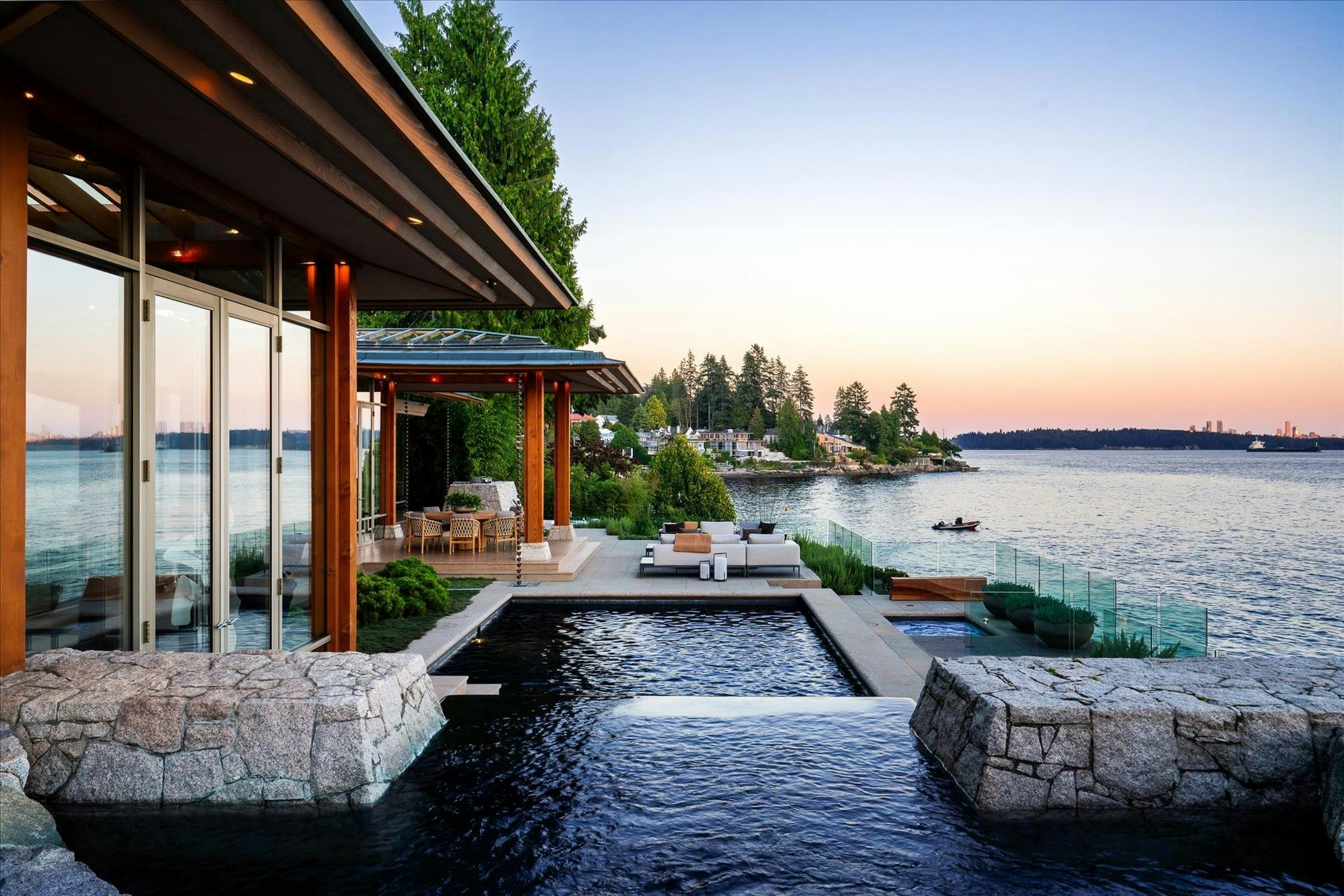 West Bay, West Vancouver, homes and setting